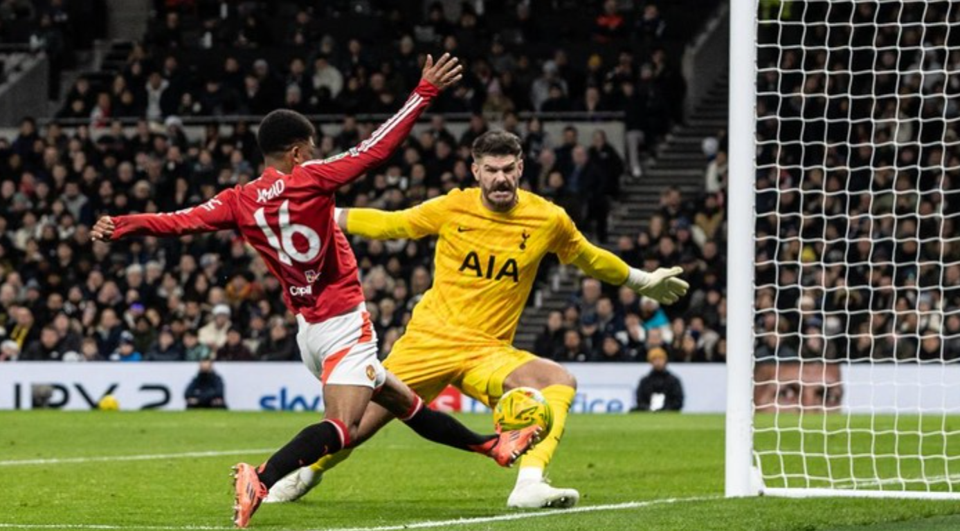 Aksi duel Fraser Foster dan Amad Diallo. Foto: CameraSport via Getty Images/Andrew Kearns - CameraSport