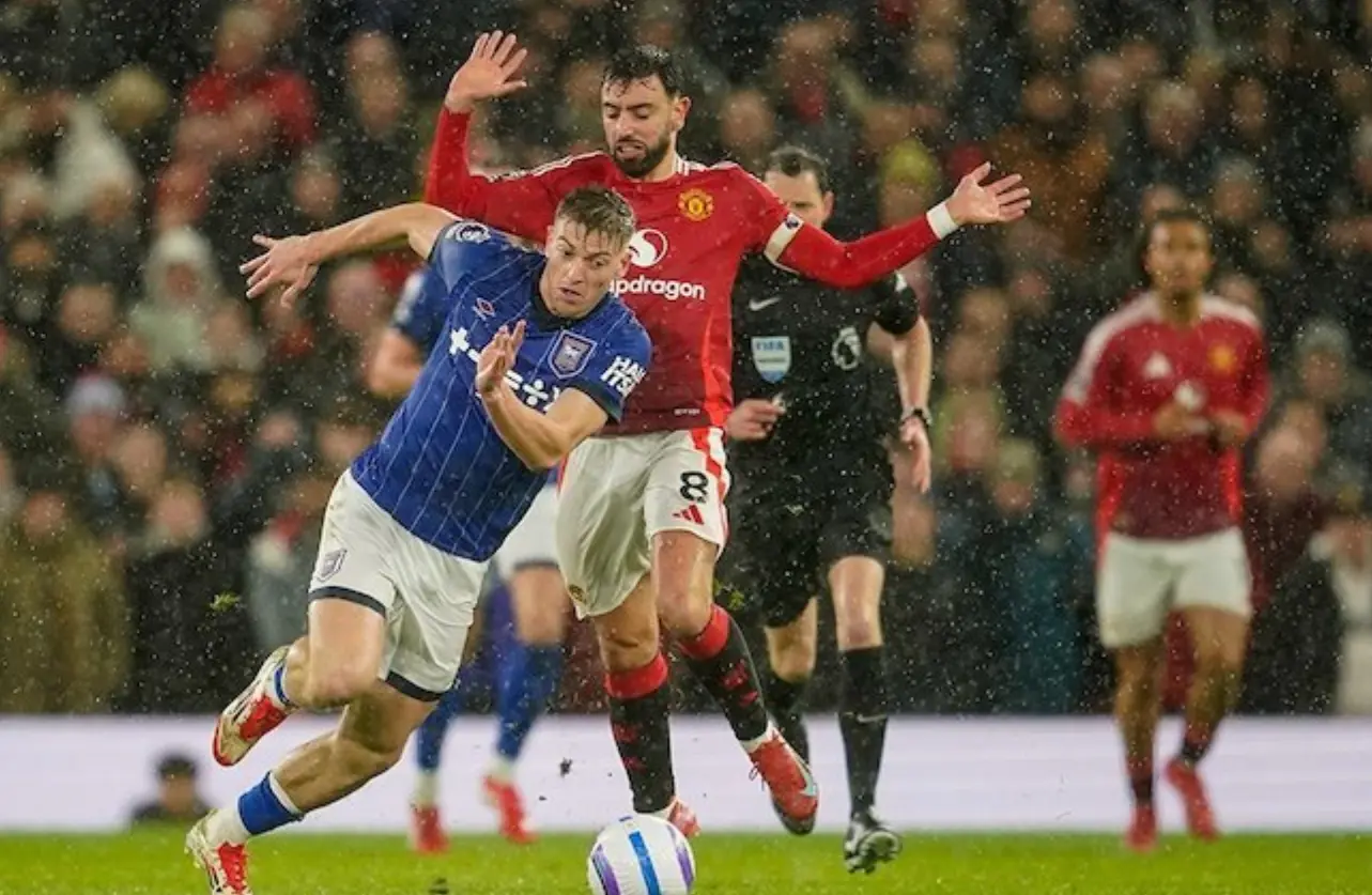 Bruno Fernandes saat berduel di laga melawan Ipwich Town. Foto: AP Photo/Dave Thompson