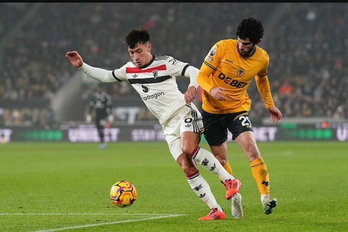 Duel pemain di laga Wolves vs Manchester United. Foto: (c) Nick Potts/PA via AP