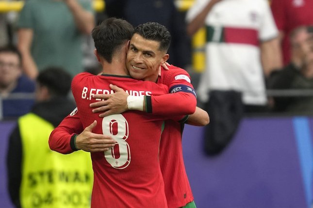 Ronaldo dan Bruno setelah mencetak gol ketiga portugal saat melawan Turki di Euro 2024. (c) AP Photo/Darko Vojinovic