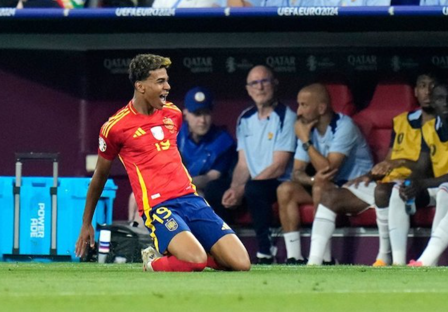 Lamine Yamal merayakan golnya melawan Prancis di babak semi final Euro 2024. (c) AP Photo/Hassan Ammar