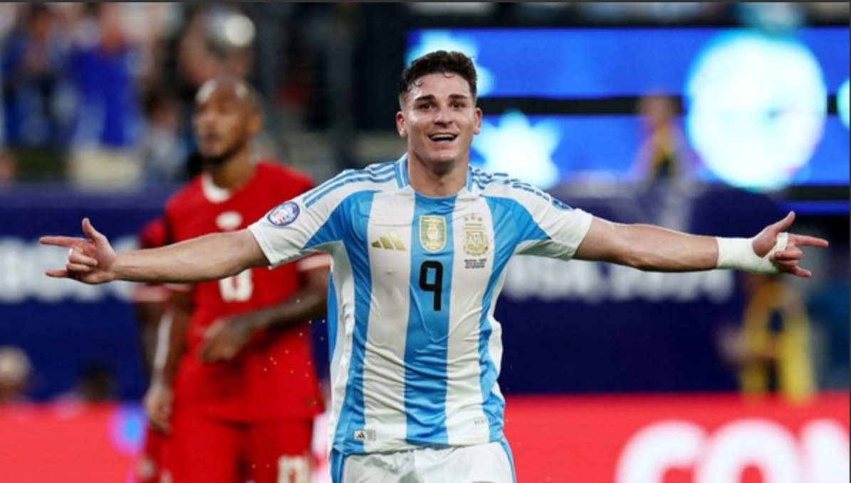 Julian Alvarez usai mencetak gol melawan Kanada di semifinal Copa America 2024. Foto: REUTERS/Agustin Marcarian