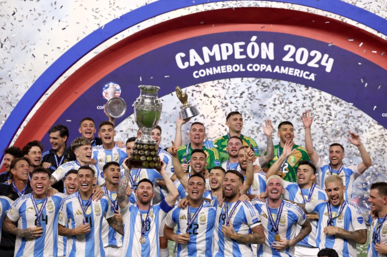 Para pemain Argentina merayakan juara Copa America 2024. (Reuters)