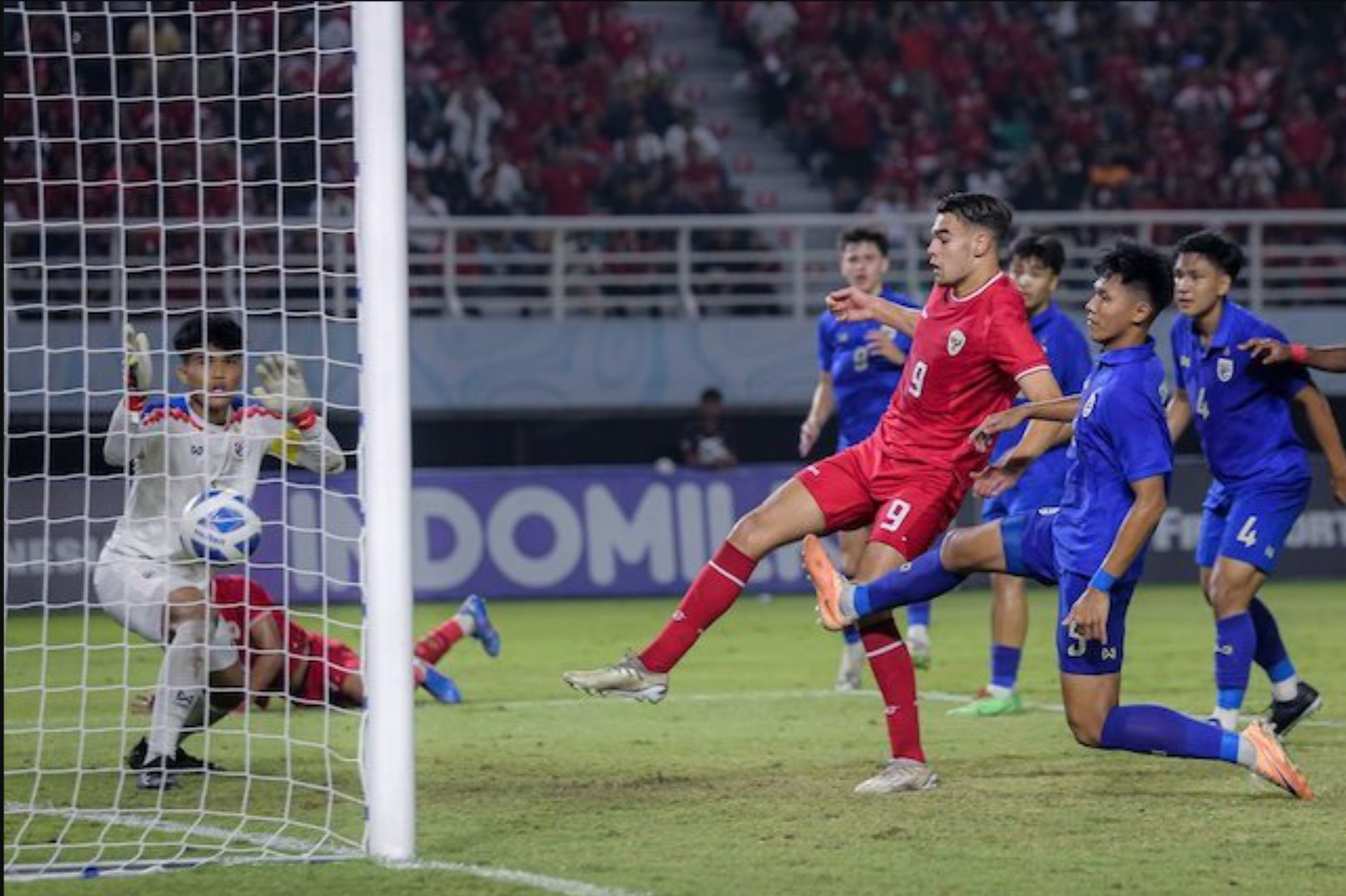 Jens Raven saat mencetak gol melawan Thailand di final Piala AFF-U19 2024. c) Bola.net/Bagaskara Lazuardi