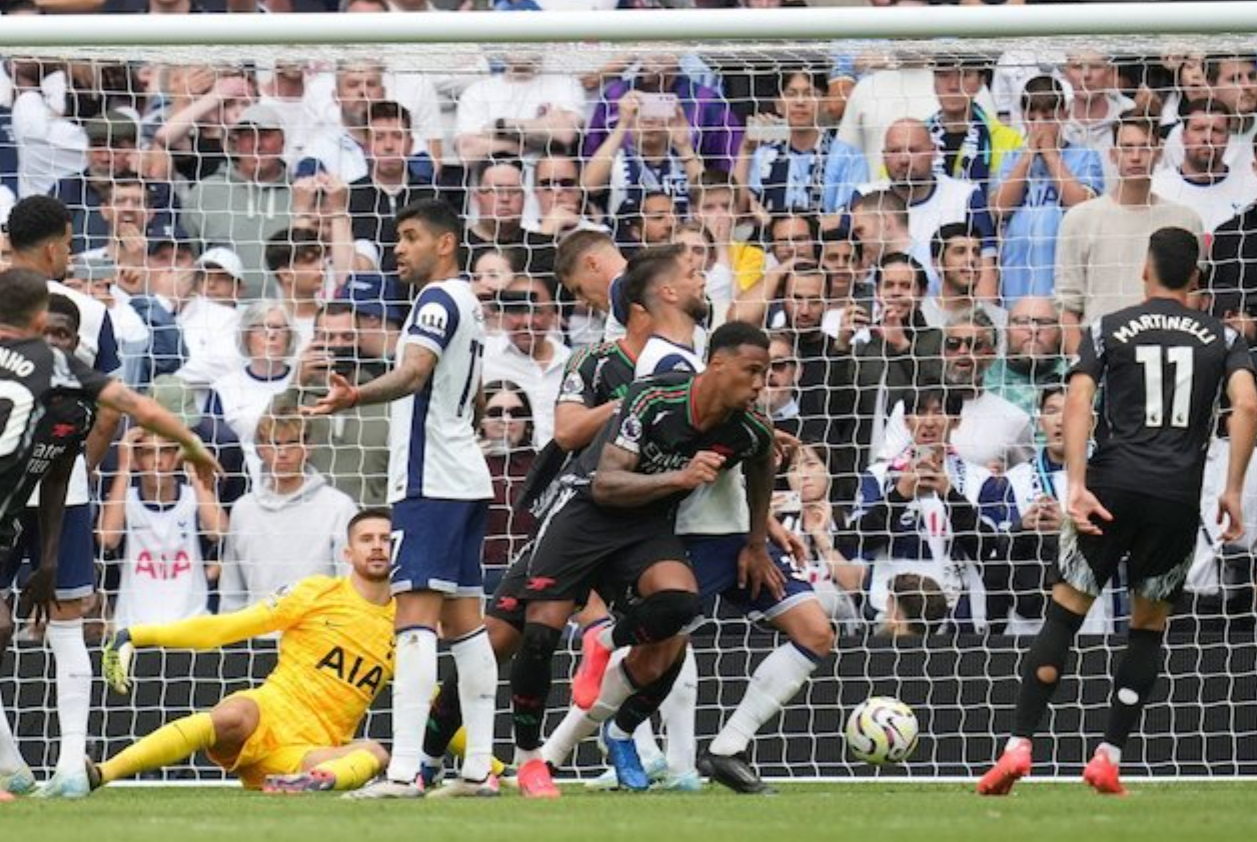 Gabriel Magalhaes saat mencetak gol di laga Tottenham vs Arsenal 2024/25. Foto: (c) AP Photo/Kin Cheung