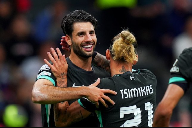 Selebrasi Dominik Szoboszlai usai cetak gol lawan Ac Milan 2024/25. (c) La Presse via AP Photo/Spada